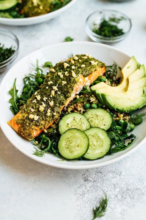 Mocha Smoothie, Salmon Quinoa, Eating Bird Food, Pesto Salmon, Salmon Bowl, Salmon Seasoning, How To Make Pesto, High Quality Protein, Salmon Salad