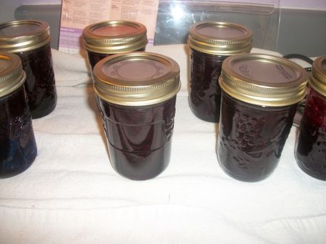 Low Sugar Grape Jelly Recipe, Lime Jam, Cherry Jam Recipes, Blueberry Jam Recipe, Sugared Grapes, How To Make Pickles, Cherry Jam, Favorite Cookbooks, Grape Jelly