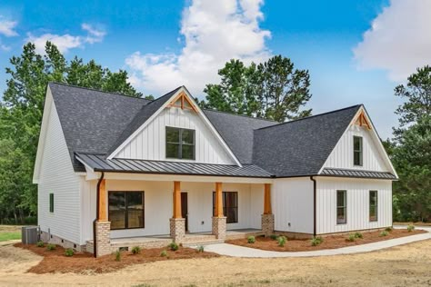 Farmhouse In The Mountains, Exterior Layout, House Building Plans, Modern Farmhouse Ranch, White Siding, Exterior House Remodel, Black Roof, Barn House Design, New Home Decor Ideas