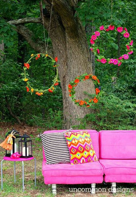 Photo Backdrop With Flowers, Giant Wreath, Backdrop With Flowers, Giants Wreath, Diy Photo Backdrop, Floral Diy, Hippie Party, Booth Decor, Hula Hoops