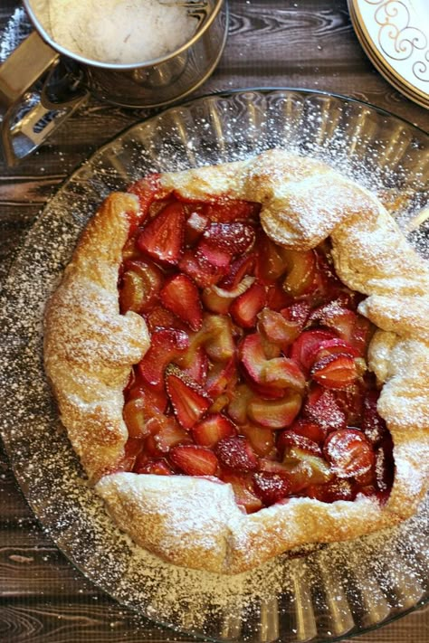 This Strawberry Rhubarb Galette is a perfect summer dessert full of all the very best flavours baked in a flaky all-butter puff pastry! Galette Recipe Desserts, Galette With Puff Pastry, Strawberry Rhubarb Galette, Berry Galette, Savoury Pastry Recipe, Minute Tapioca, Rhubarb Galette, Breakfast Pastry Recipes, Easy Pastry