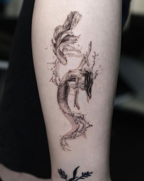 Pisces Siren Tattoo, Mermaid And Fish Tattoo, Mermaid Diving Tattoo, Mermaid Pisces Tattoo, Scepter Tattoo, Mermaid Tattoo Ideas For Women, Siren Mermaid Tattoos, Vintage Mermaid Tattoo, Mermaid Sleeve Tattoos