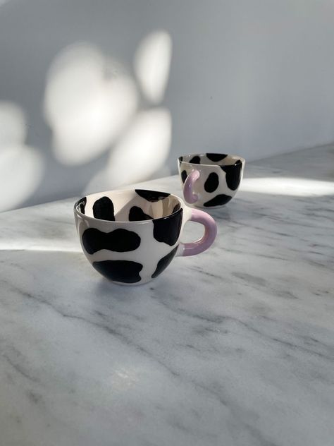 Cow Print Ceramics, Cow Print Mug, Cow Pottery Painting, Cow Print Pottery, Cow Ceramics, Cow Pottery, Ceramic Mug Painting, Cup Painting Ideas, Ceramic Mug Art