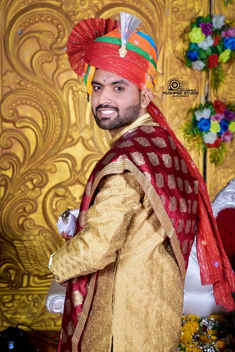 groom Wedding photo shoot Duhla Singal Pose, Dulha Singal Pose, Singal Dulha Pose, Dulha Single Pose, Dulha Pose, Funny Wedding Poses, Marriage Poses, Haldi Ceremony Outfit, Indian Bride Poses