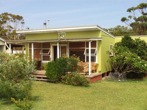 Retro beach house Retro House Exterior, Shack Living, Mid Century Beach House, Retro Beach House, Beach Shacks, Mid Century Exterior, Beach House Exterior, Retro Beach, Surf Shack