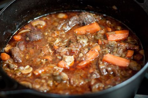 Oxtail South Africa, South African Beef Stew Recipes, South African Potjie Recipe, African Oxtail Stew, South African Oxtail Stew Recipe, Oxtail Recipes South African, Beesstert Potjie Resep, Oxtail Potjiekos Recipes South Africa, South African Oxtail Recipes