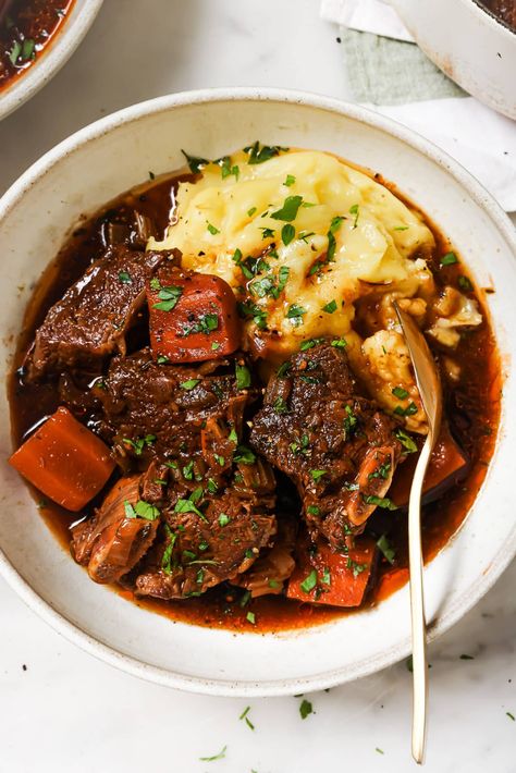 Guinness braised short ribs over mashed potatoes in a white bowl. Quick Evening Meals, Sweet Potato Skillet Recipes, Bacon Pasta Salad, Braised Short Ribs Recipe, Coleslaw Recipe Easy, Sweet Potato Skillet, Sweet Potato Kale, Short Ribs Recipe, Bacon Pasta