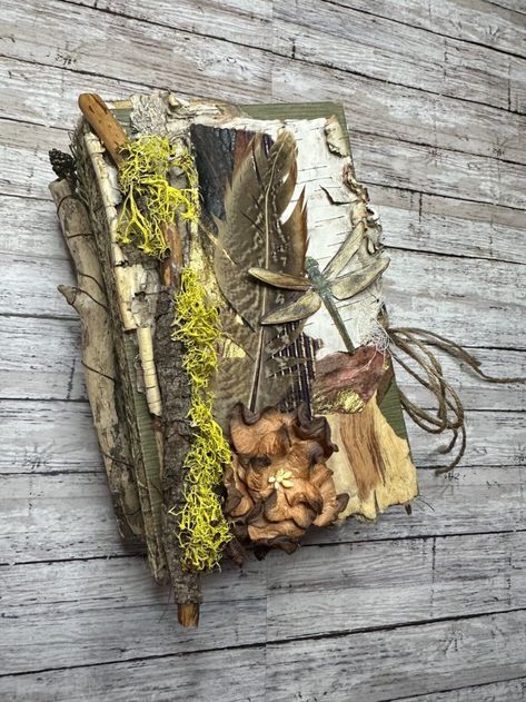 Woodland Autumn Junk Journal by Lesly Williams - The Graphics Fairy Dragonfly Images, Journal Nature, Paper Feathers, The Graphics Fairy, Book Diy, Theme Nature, Garden Junk, Graphics Fairy, Junk Art