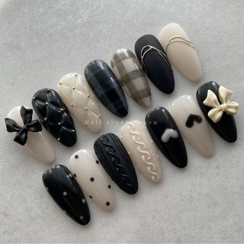 Cute Plaid Nails, Dark Xmas Nails, Dark Academia Nails Ideas, Brown And Cream Nails, Handmade Press On Nails, Black Plaid Nails, Japanese Nail Art Kawaii, Bow Manicure, Simple Black Nails