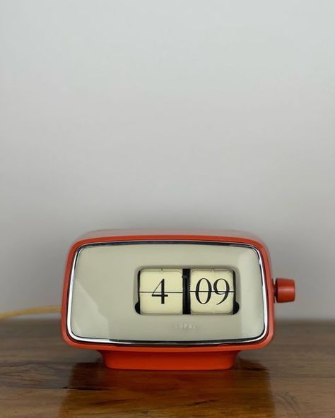 Backdoor Manila on Instagram: "RARE FIND! 1965’s Vintage Copal 201 Flip Clock. Cleaned and inspected for proper operation with accurate time and backlight function. Runs on 100v 3w 60hz. Made in Japan #retrostyle #vintage #vintageph #vintagestyle #midcentury #midcenturymodern #midcenturyfurniture #midcenturyhome #collector #pinterest #60sclock #japanesevintage #spaceagemodern #spaceagedesign #spaceageclock #midcenturyclock #deskclock #japanesedesign #coramaticclock #atomicdesign #belfastvintag Vintage Flip Clock, Vaporwave Interior, Space Age Modern, Mid Century Clock, Electric Clock, Home Design Diy, Desk Clock, Table Clock, Vintage Electronics