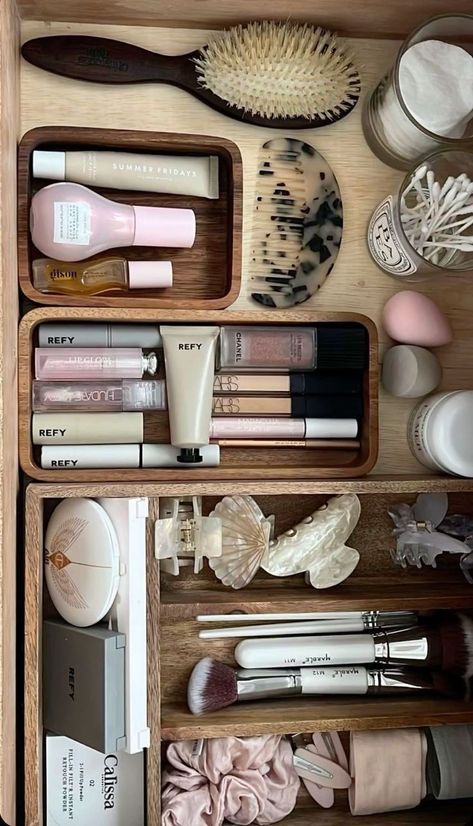 #refybeauty #organization #makeuplover #skincareessentials Makeup Vanity Inspo Aesthetic, Girly Lifestyle Aesthetic, Vanity Decor Aesthetic, Girly Organization, Vanity Drawer Organization, Bathroom Makeup Organization, Vanity Set Up Ideas, Makeup Vanity Aesthetic, Bag Room Decor