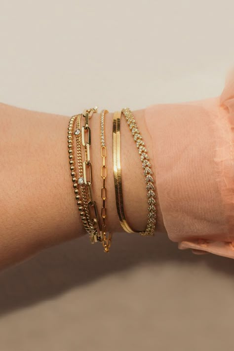 Stacking Bracelets Classy, Stacking Bracelets Gold, Gold Stacking Bracelets, How To Stack Bracelets, Dainty Bracelet Stack, Stack Bangles, Bracelet Stack Ideas, Gold Bracelet Stack, Bracelets Aesthetic