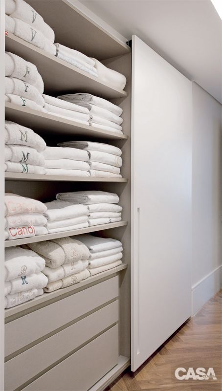 Linen Closet Design, Penyimpanan Makeup, Airing Cupboard, Organizing Linens, Desain Pantry, Dream Laundry Room, Linen Cupboard, Linen Closet Organization, Wardrobe Room