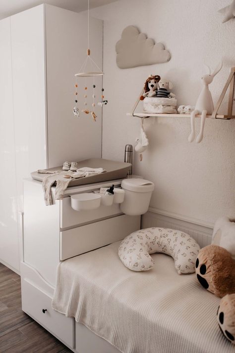 IKEA-Hack fürs Babyzimmer: Hemnes Tagesbett mit Wickelkommode 4 Nursery Daybed, Ikea Hemnes Daybed, Ikea Daybed, Hemnes Bed, Baby Changer, Ikea Nursery, Newborn Room, Baby Zimmer, Baby Changing Tables