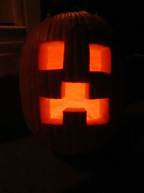 Minecraft Creeper Pumpkin! Pumkin Carving Minecraft, X Men Pumpkin Carving, Minecraft Halloween Pumpkins, Pumpkin Painting Ideas Minecraft, Pumpkin Carving Minecraft, Creeper Pumpkin Carving, Pumpkin Carving Ideas Minecraft, Video Game Pumpkin Carving, Minecraft Creeper Pumpkin