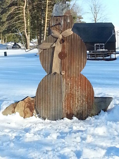 Winter Outdoor Decor, Old Magazine Crafts, Barn Crafts, Sheet Metal Art, Barn Tin, Magazine Crafts, Handmade Christmas Crafts, Metal Yard Art, Christmas Gift Decorations