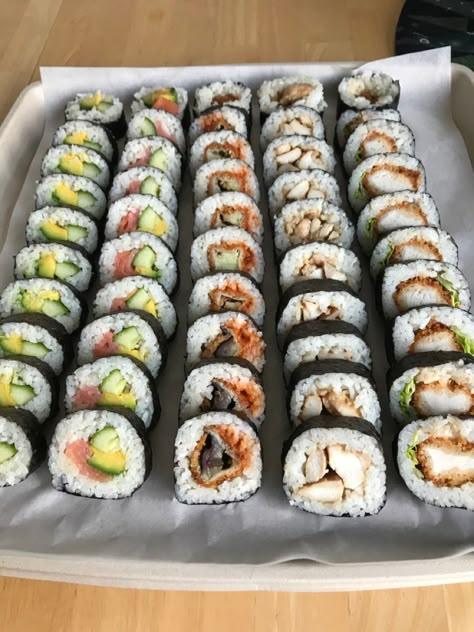 Sushi Platter Parties, Sushi Platter Ideas, Sushi Platter Aesthetic, Sushi Catering, Sushi Board, Sushi Ingredients, Sushi Platte, Sushi Roll Recipes, Lunch Catering