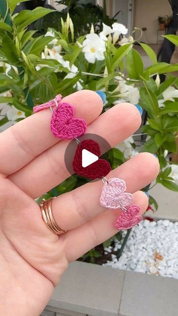 Microcrochet Flower, Crochet Fish Patterns, Flower Rainbow, Crochet Fish, Summer Beach Vacation, Crochet Tutorials, Crochet Videos Tutorials, Fish Patterns, Crochet Heart