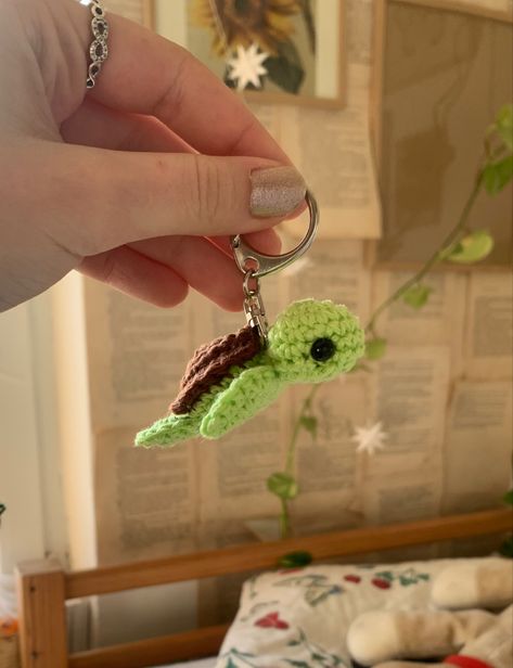 Crochet And Beads Ideas, Medium Crochet Projects, Crochet Small Keychain, Key Ring Crochet, Cute Crochet Keychain Ideas, Crochet Ideas Keychain, Crochet Key Ring, Crochet Keychain Aesthetic, Crocheting Keychain