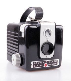 Rick on Twitter: "Back in the day - Did you have a camera like this? https://t.co/BZeaOcvYaP" / Twitter Brownie Camera, Vintage Film Camera, Camera Prices, Photo Gear, Recorders, Film Cameras, Vintage Cameras, Price Guide, Vintage Camera