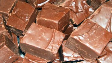 2 Minute Microwave Fudge Recipe - Food.com Microwave Chocolate Fudge, Microwave Fudge Recipe, Easy Microwave Fudge, Apple Fritter Cake, Pineapple Soft Serve, Microwave Fudge, Oatmeal Cake, Fudge Recipes Easy, Fudge Easy