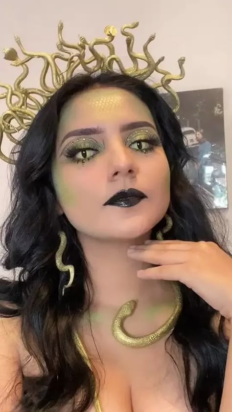 30+ Insane Yet Pretty Halloween Makeup Ideas | Easy Halloween Makeup Medusa Halloween Costume, Medusa Makeup, Easy Halloween Makeup, Medusa Costume, Halloween Makeup Diy, Halloween Makeup Ideas, Halloween Makeup Pretty, Pretty Halloween, Halloween Makeup Inspiration