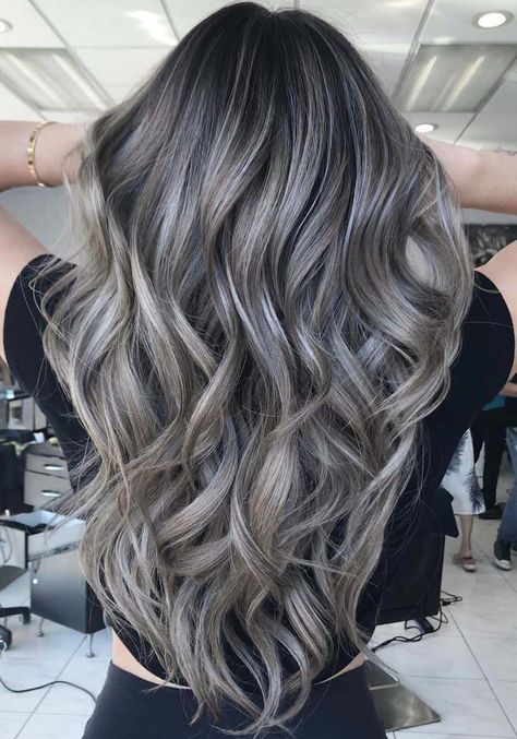 Balayage, ombré y más efectos para disimular las canas en el cabello | Glamour Ash Brown Hair Balayage, Ash Blonde Hair Balayage, Perfect Blonde Hair, Black Hair Balayage, Highlights Balayage, Rave Hair, Ash Hair Color, Color Balayage, Brunette Hair With Highlights