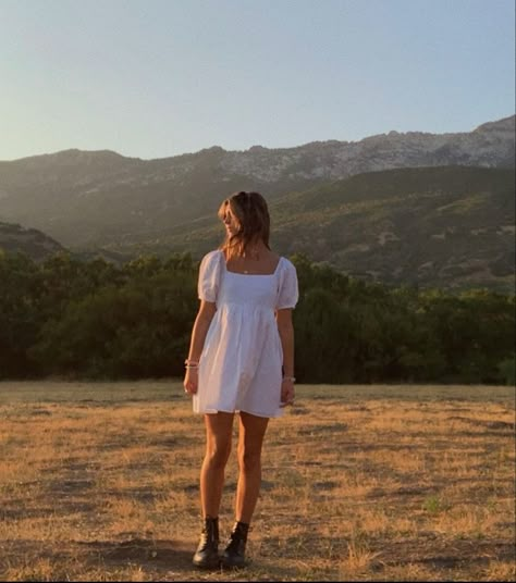 Cute Outfits For Senior Pictures, Senior Pictures Utah, Halle Sandberg, Summer Photoshoot Ideas, Senior Graduation Pictures, Vsco Outfits, Field Photos, Summer Senior Pictures, Western Photography