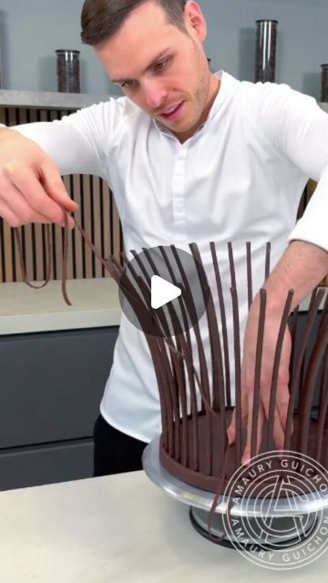 Chocolate Sculpting Video, Chocolate Decorated Cake Ideas, Bunt Cakes Decorating Ideas, Pastry Tutorial Videos, Chef Club Dessert Videos, Chocolate Art Decoration, Elegant Chocolate Cake, Chocolate Sculptures Art, Dessert Basket