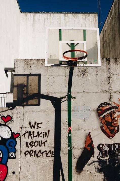 Basketball Graffiti Art, Sports Graffiti, Graffiti Wall Aesthetic, Basketball Graffiti, Allen Iverson Aesthetic, Nike Street, Street Basketball, Nestle Toll House, Lightning Rod