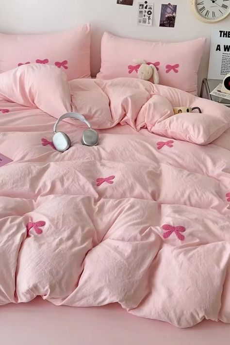 Pink Bedspread Aesthetic, Pink Bedsheets Ideas, Bow Duvet Cover, Pink Duvet Cover Aesthetic, Pink Theme Bedroom, Cute Bed Covers, Cute Bedsheet, Pink Bed Cover, Pink Bed Set