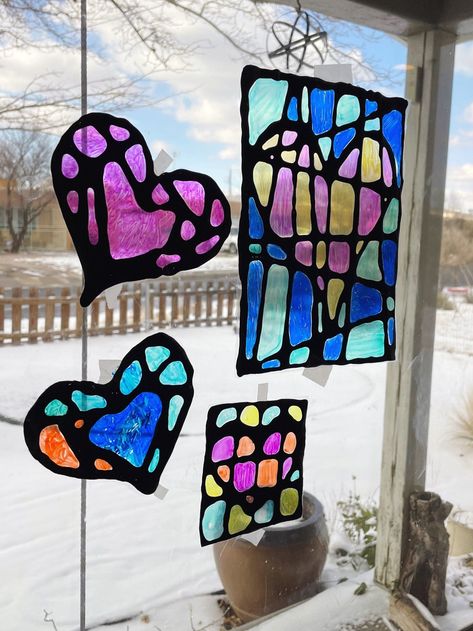 This DIY black glue stained glass is my new favorite craft! It is very versatile and all ages can participate! Stainless Glass Art, Stained Glass Glue Art, Window Art Projects, Diy Sharpie Crafts, Diy Window Clings, Stained Glass Window Clings, 90s Stars, Diy Stained Glass Window, Stain Glass Window Art