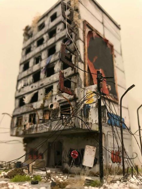 Dystopian Diorama, Dystopian Buildings, Apocalyptic Diorama, Building Crafts, Post Apocalyptic Art, Warhammer Terrain, Monster House, Paper City, Landscape Model