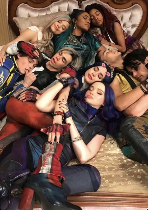 Disney Descendants Characters, Descendants Pictures, Disney Descendants Movie, Descendants Characters, Mal And Evie, Old Disney Channel, Disney Channel Descendants, Descendants Cast, Anne Mcclain