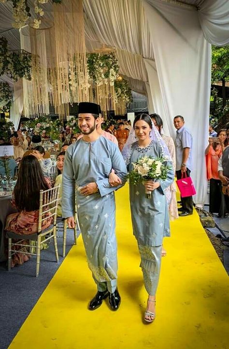 songket Blue Songket Wedding, Baju Kahwin Melayu Klasik, Wedding Klasik Melayu, Klasik Melayu Wedding, Classic Malay Wedding, Malay Wedding Dress Songket, Wedding Dress Songket, Melayu Wedding Dress, Kahwin Melayu