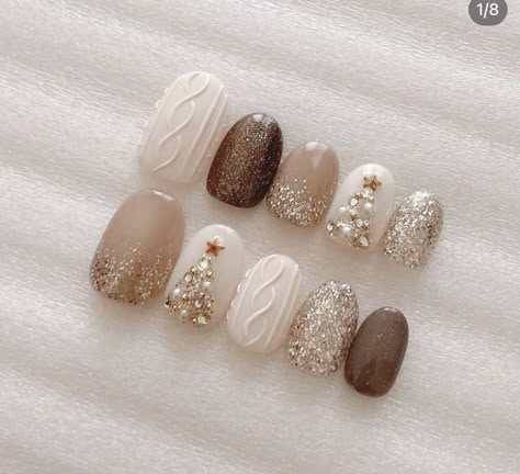 Christmas Nails Champagne, Boho Christmas Nail Art, Cream And Gold Christmas Nails, Bethlehem Star Nails, Gold Christmas Nail Art, Holiday Nude Nails, Gold Glitter Christmas Nails, White And Gold Holiday Nails, Tan Christmas Nails