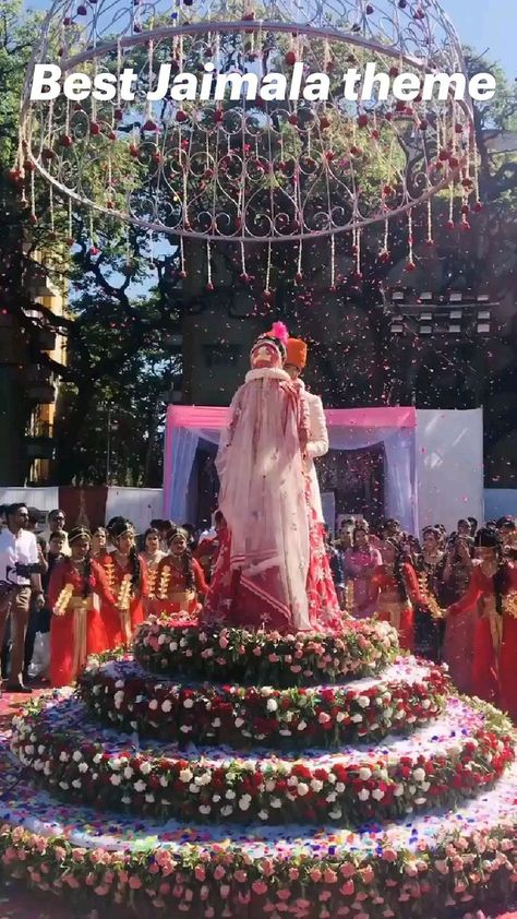 Varmala Entry Indian Weddings, Varmala Event Ideas, Varmala Indian Weddings Decoration, Jai Mala Stage, Varmala Setup, Bridal Stage Decoration, Varmala Decor, Varmala Stage Decor, Varmala Indian Weddings