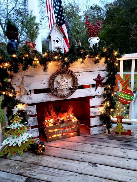 Wooden Fence Christmas Decorating Ideas, Christmas Porch Photo Shoot, Country Christmas Outdoor Decorations, Outdoor Christmas Fireplace, Diy Wood Crate Ideas, Decor With Pallets, Fence Christmas Decorations, Pallet Trees, Rustic Christmas Trees