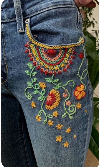 Embroidering Jeans, Utility Belts, Artisanats Denim, Embroidery Jeans Diy, Jacket Embroidery, Clothes Embroidery Diy, Bum Bags, Denim Embroidery, Blue Jeans Crafts