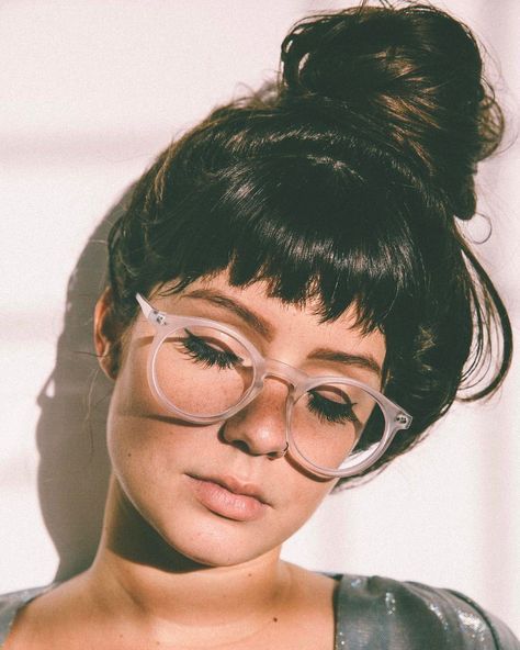 Hipster Pictures, Short Hair Glasses, Bangs And Glasses, Glasses Frames For Women, Glasses Ideas, Women With Short Hair, Womens Glasses Frames, Baby Bangs, Oval Eyeglasses