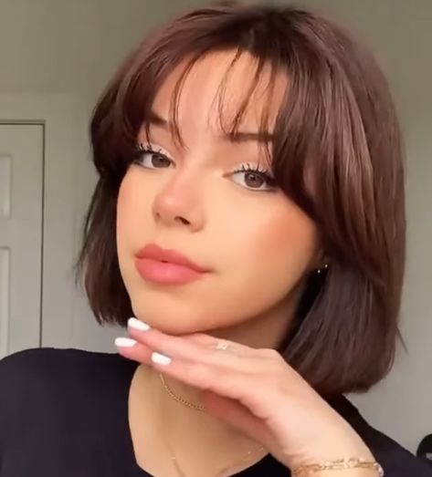 Short Haircuts Inspo Aesthetic, Thick Brown Hair With Bangs, Short Hair For Round Face With Bangs, Short Hair With Feathered Bangs, Chin Length Copper Hair, Short Bob Curtain Bangs Straight, Light Bangs Short Hair, Front Bangs Short Hair, Short Hair With Light Bangs