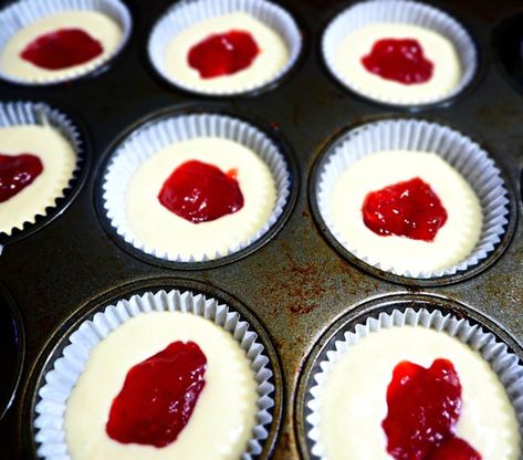 Strawberry Jam Filled Cupcakes, Strawberry Jam Muffins Recipe, Strawberry Jam Muffins, Jam Filled Cupcakes, Jam Filled Muffins, Muffins Strawberry, Jam Muffins, Oatmeal Cupcakes, Cake Mix Cupcakes