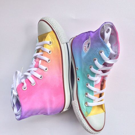 Light and Shabby Chic: Pastel Coloured Crafts and DIY Decor Tie Dye Converse, Rainbow Converse, Rave Ideas, Converse Design, Galaxy Shoes, Converse Custom, Festival Ideas, High Top Converse, Hipster Grunge