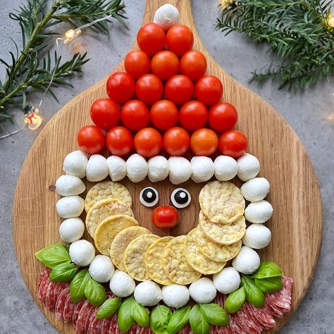 This delightful Santa Charcuterie Board is sure to make everyone feel extra jolly at your Christmas party this year! Santa Charcuterie Board, Santa Charcuterie, Christmas Veggie Tray, Roll Wreath, Pizza Cups, Spring Appetizers, Santa Snacks, Christmas Salad, Holiday Cheese