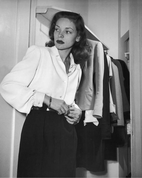 Lauren Bacall Style, Nina Leen, Farming Family, Bogie And Bacall, Laura Vandervoort, Old Hollywood Actresses, Space Probe, Bronx Zoo, Kristin Kreuk