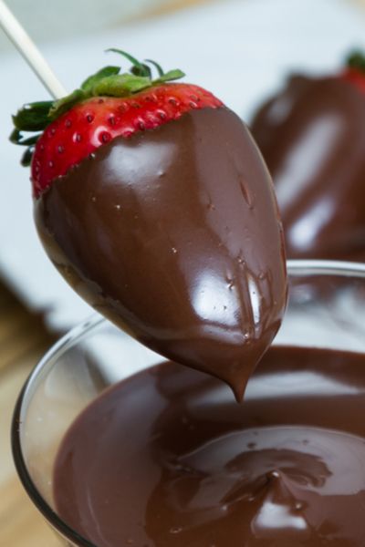 The Keys To Making Perfect Chocolate Covered Strawberries Low Sugar Desserts Easy, Brown Red Aesthetic, Chocolate Dipped Strawberries Recipe, Making Chocolate Covered Strawberries, Dipped Strawberries Recipe, Chocolate Dip Recipe, Valentines Cakes, Strawberry Recipe