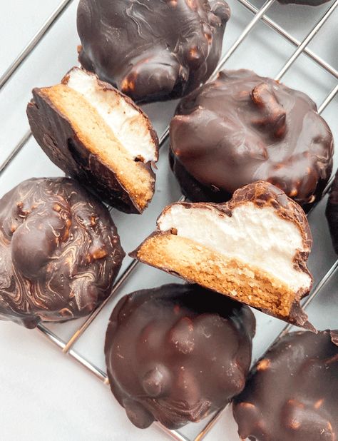 5 Ingredient Vegan Mallomars Vegan Marshmallow Desserts, Dairy Free Cinnamon Rolls, Vegan Bakes, Marshmallow Desserts, Chocolate Covered Cookies, Fast Desserts, Chocolate Dipped Cookies, Vegan Marshmallows, Cookie Base