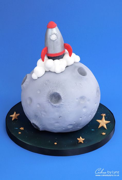 Space Rocket Moon Cake Tutorial 3d Rocket Cake, Rocket Cake Ideas, Space Theme Cake Ideas, 2 The Moon Birthday Cake, Spaceship Birthday Cake, Rocket Ship Birthday Cake, Space Themed Cakes, Birthday Cake Space Theme, 3d Birthday Cakes