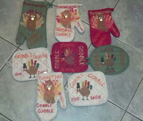 Thanksgiving Gift From Kids To Parents, Christmas Pot Holder Craft For Kids, Handprint Pot Holders Christmas, Thanksgiving Pot Holder Craft, Hand Print Oven Mitt Christmas, Oven Mitts Sew Thankful, Kindergarten Thanksgiving Crafts, Thanksgiving Crafts Preschool, Thanksgiving Kindergarten