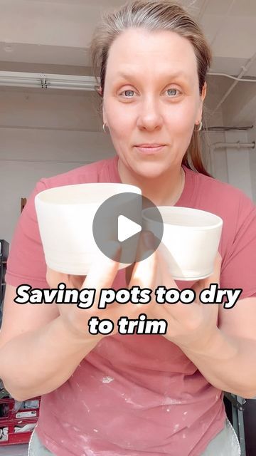 Ceramic Trimming, Pottery Room, Ceramics Wheel, How To Make Ceramic, Pottery Tips, Pottery Projects, Ceramics Studio, Ceramic Boxes, Ceramic Techniques